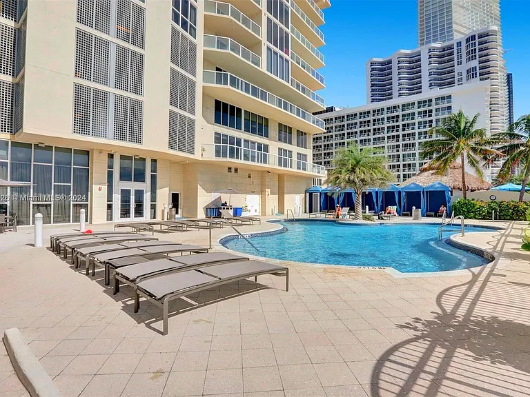 16699 Collins Ave #3105 — Photo 2