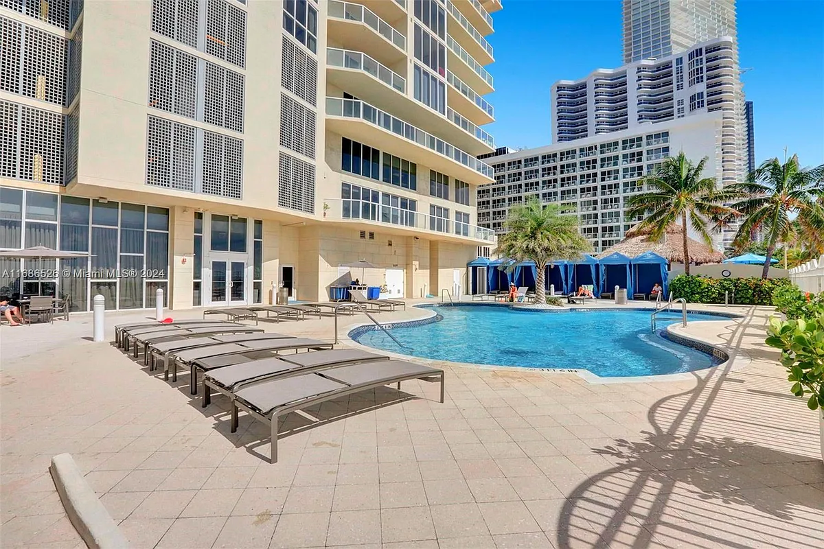 Building Photo - 16699 Collins Ave #3105