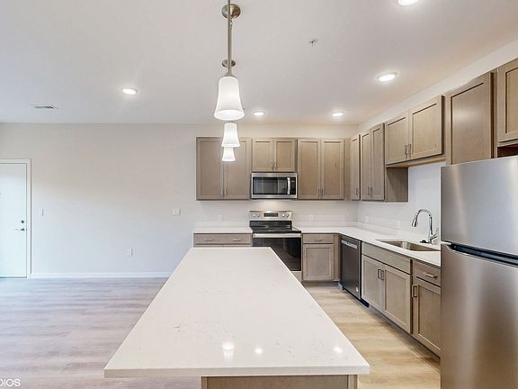 4th image of 1915 S Mattis Ave #2B-2Ba-962Sqft