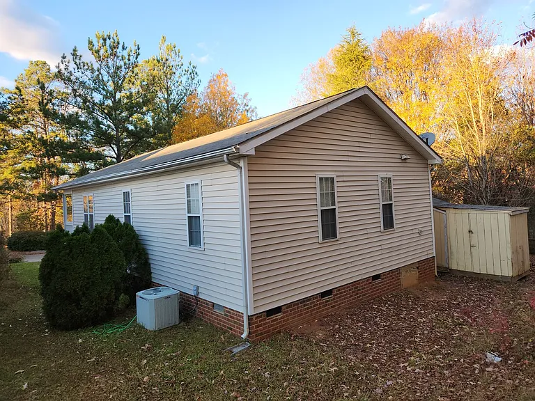 860 Darby St — Photo 14
