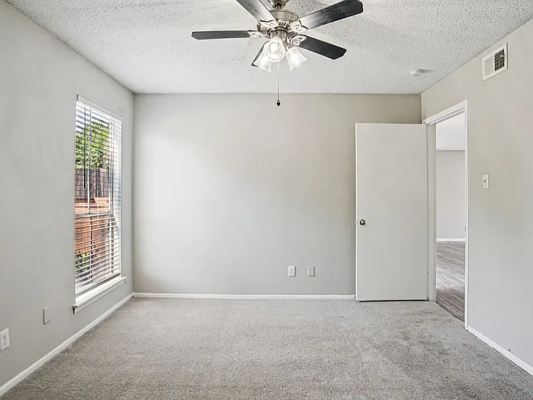Keller Oaks — Photo 18