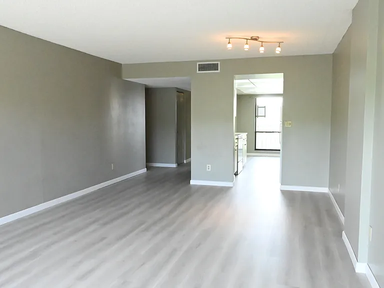 2700 Cove Cay Dr #4G — Photo 4