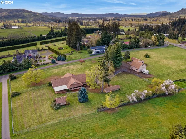 35510 Sunnyhill Ln, Pleasant Hill, OR 97455