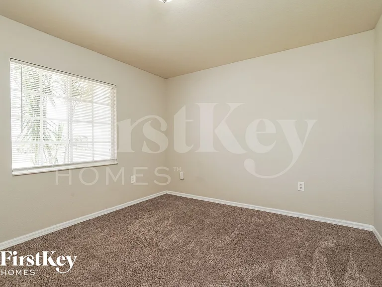 300 SE 16th St — Photo 11