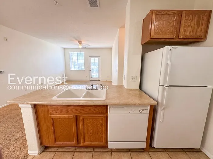1 bed, 1.0 bath, 697 sqft, $1,297 — Photo 3
