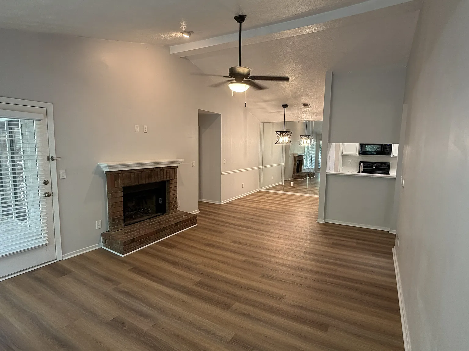 2 bed, 1100 sqft, $1,985 — Photo 4