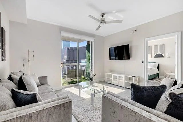1 bed, 1.0 bath, 895 sqft, $2,395 — Photo 1