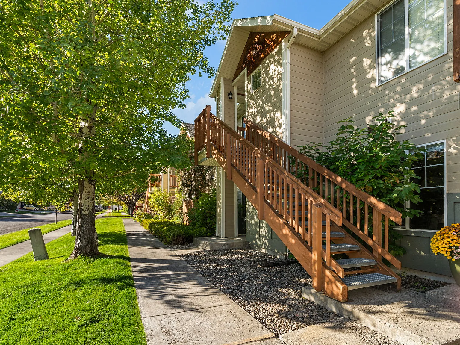 825 Forestglen Dr — Photo 2