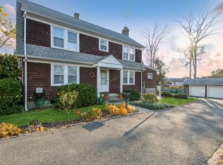 84 Perry Ave, Bayville, NY 11709