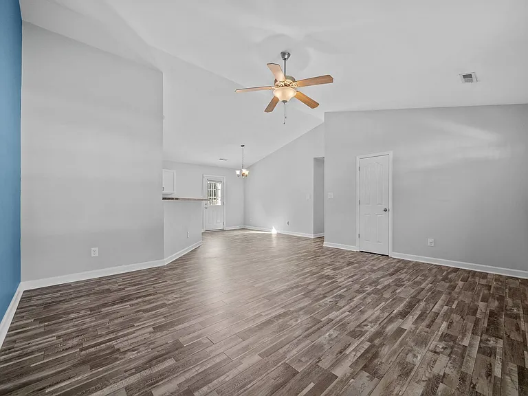 312 Reid Ct N — Photo 3