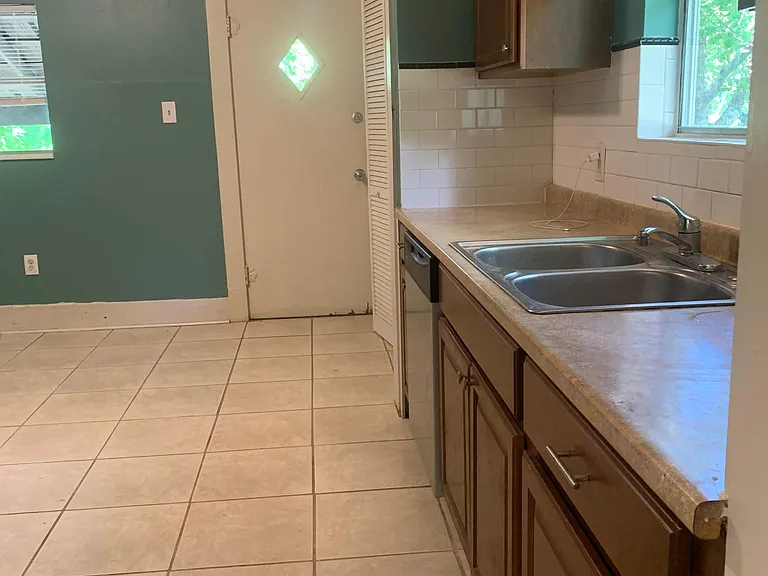 27222 Austin — Photo 8