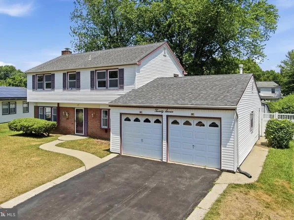 27 Northgate Ln, Willingboro, NJ 08046
