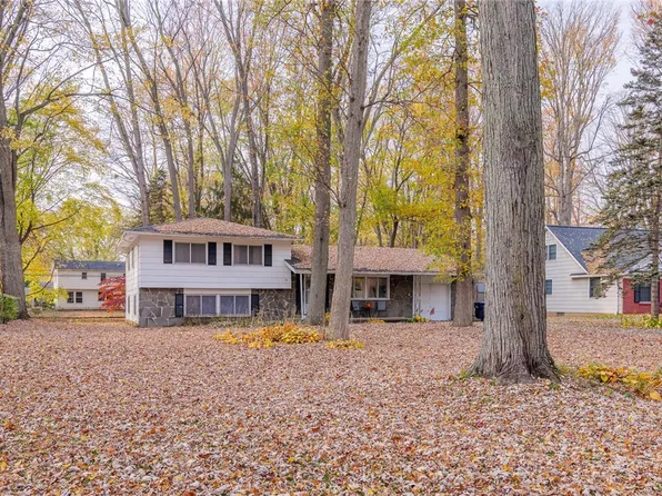 34 Bright Oaks Dr, Rochester, NY 14624