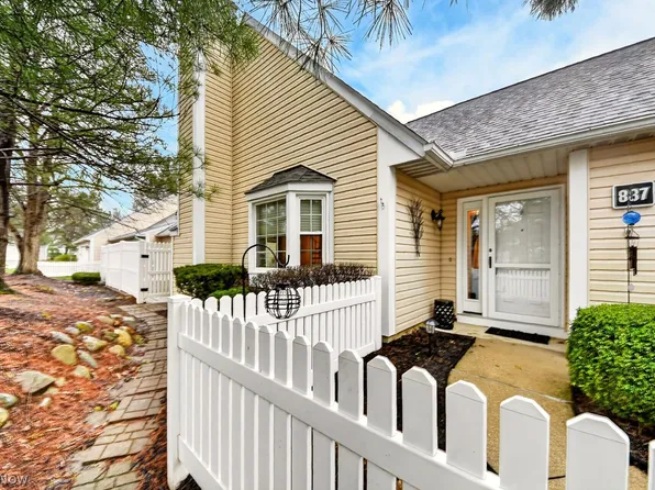 887 Wellsley Ln, Akron, OH 44313