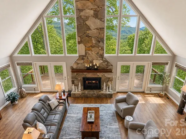 208 Buckeye Rd, Maggie Valley, NC 28751