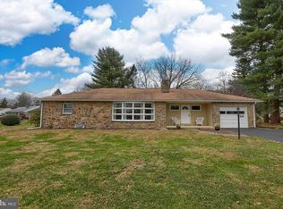 2220 Blossom Valley Rd, Lancaster, PA 17601
