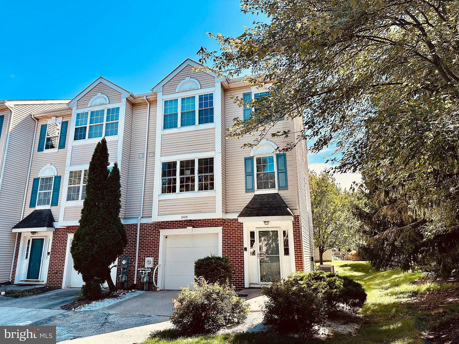 3 bed, 2.5 bath, 1936 sqft, $3,150 — Photo 2