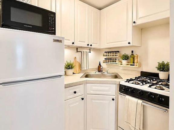 5th image of 67 W 73rd St APT 4B