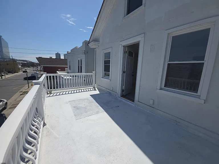 346 N Delaware Ave — Photo 29