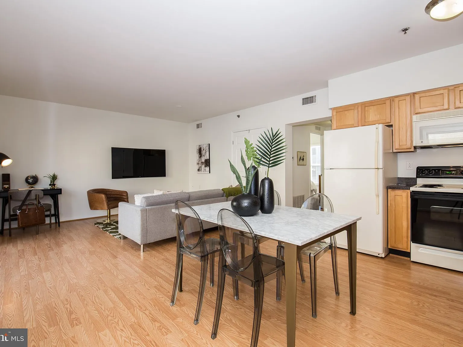 2 bed, 865 sqft, $2,370 — Photo 2