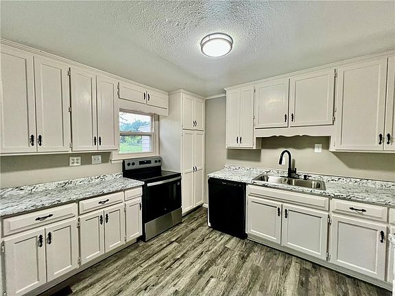 3rd image of 6113 E 151st Ter