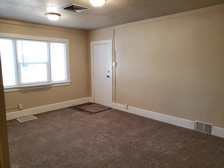 966 W Center St — Photo 3