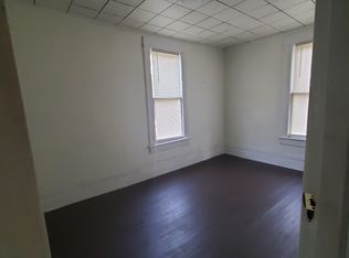 437 1/2 Center St, Waterloo, IA 50703