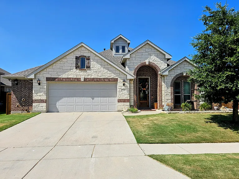 210 Spruce Valley Dr — Photo 2