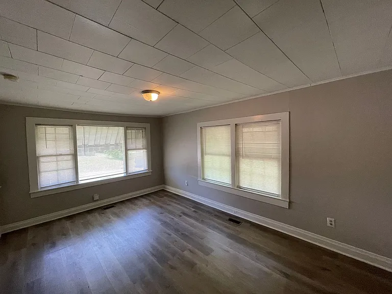 310 W Norment Ave — Photo 3