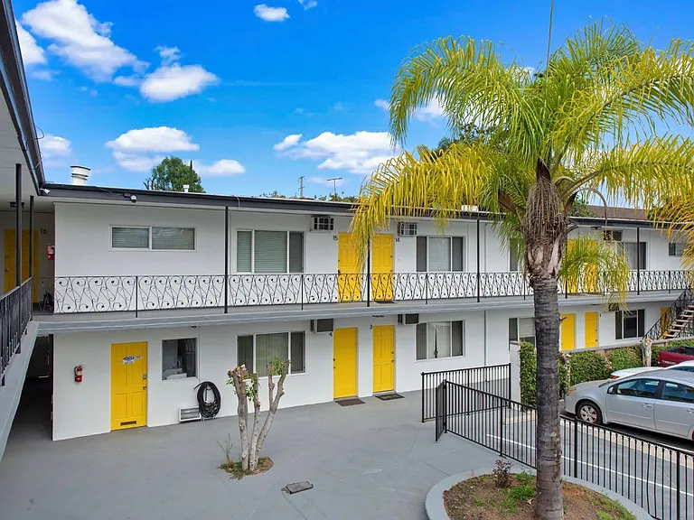 10926 Hortense St — Photo 31