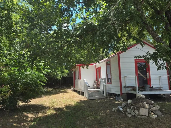 729 Chihuahua St, Lockhart, TX 78644