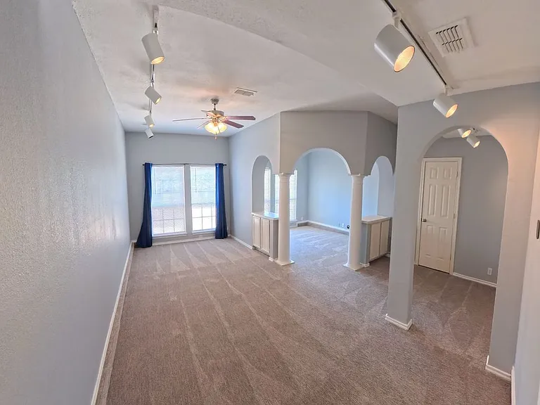 1209 Montclair Dr — Photo 2