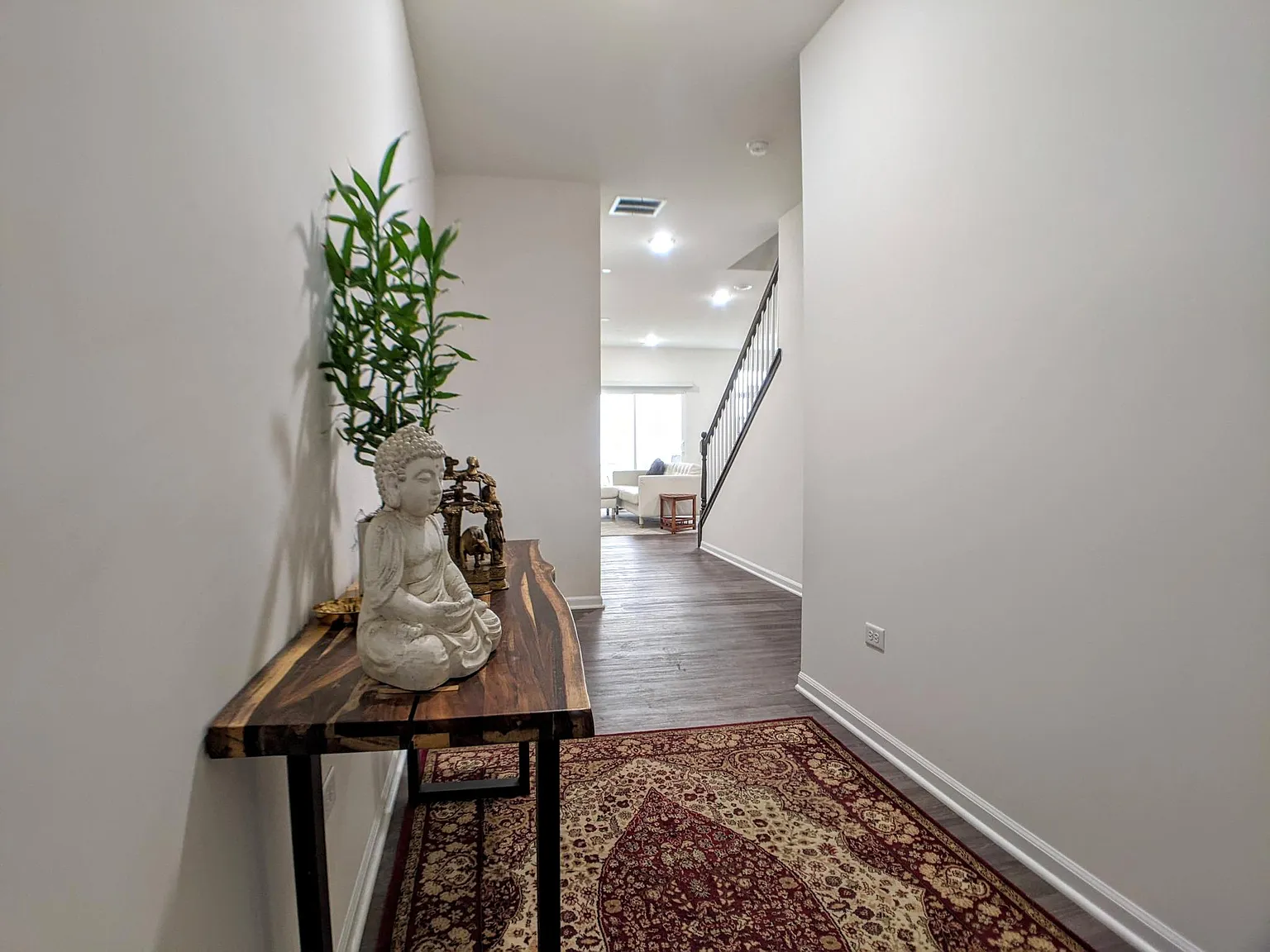3 bed, 2.5 bath, 1923 sqft, $3,300 — Photo 2