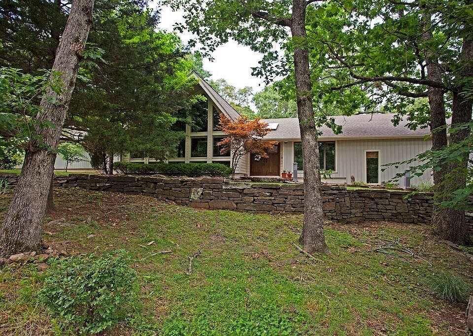 1st image of 664 N Cliffside Dr