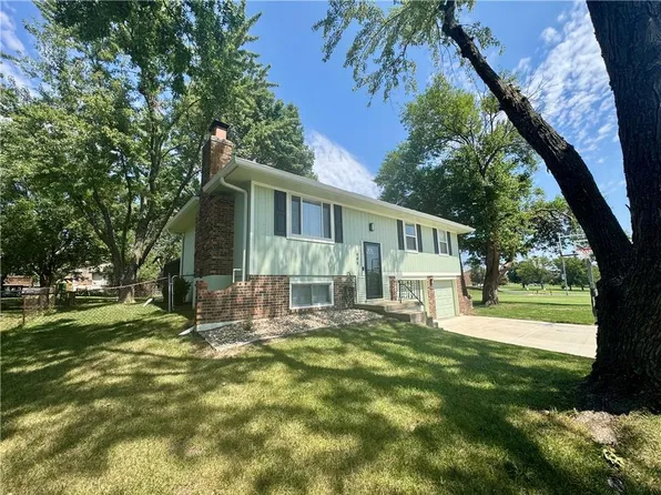 600 SW 35th Ter, Lees Summit, MO 64082