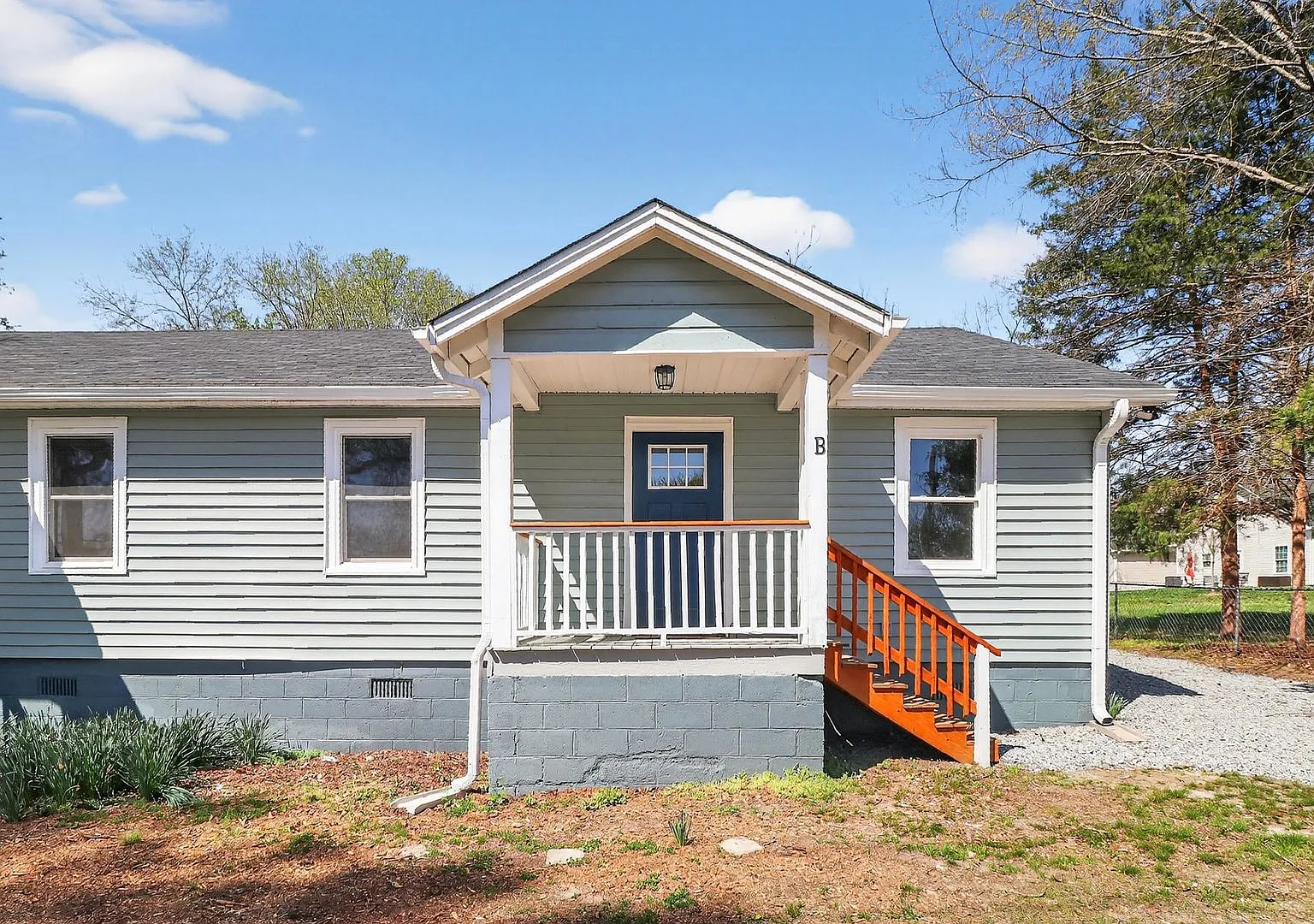 Fully renovated 2 bedroom/ 1 bathroom duplex walking distance to downtown Bessemer City! — Photo 1