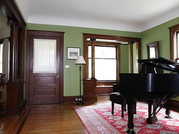 3rd image of 6810 W Clinton Ave
