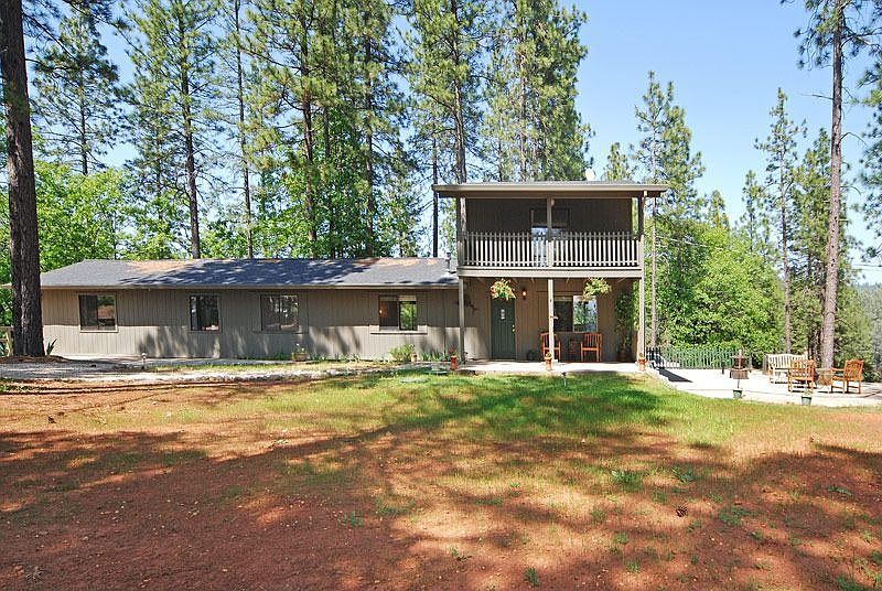 Main house is 3/2 w/guest unit