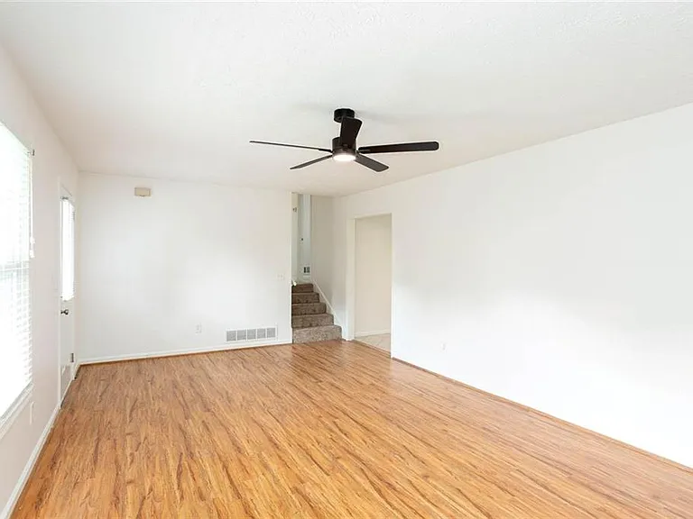 1093 Caprice Dr — Photo 10