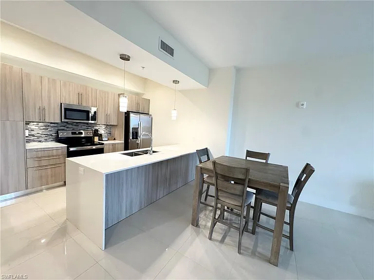 15901 Royal Pointe Ln #405 — Photo 4