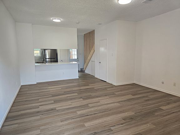 2nd image of 200 Samuel Blvd #B-4