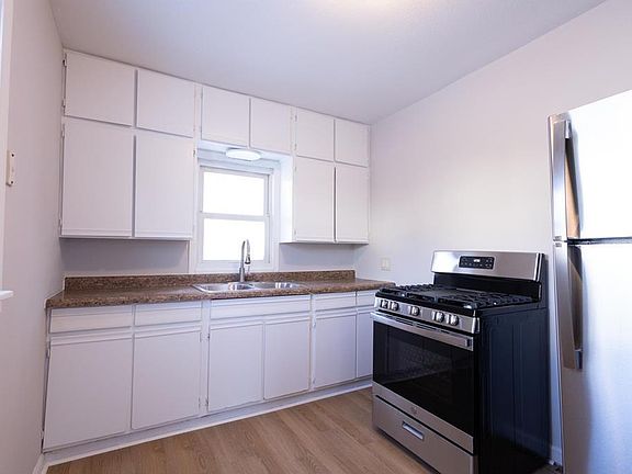 3rd image of 118 13th Ave S