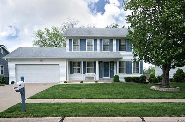 Beautifully maintained exterior and lawn