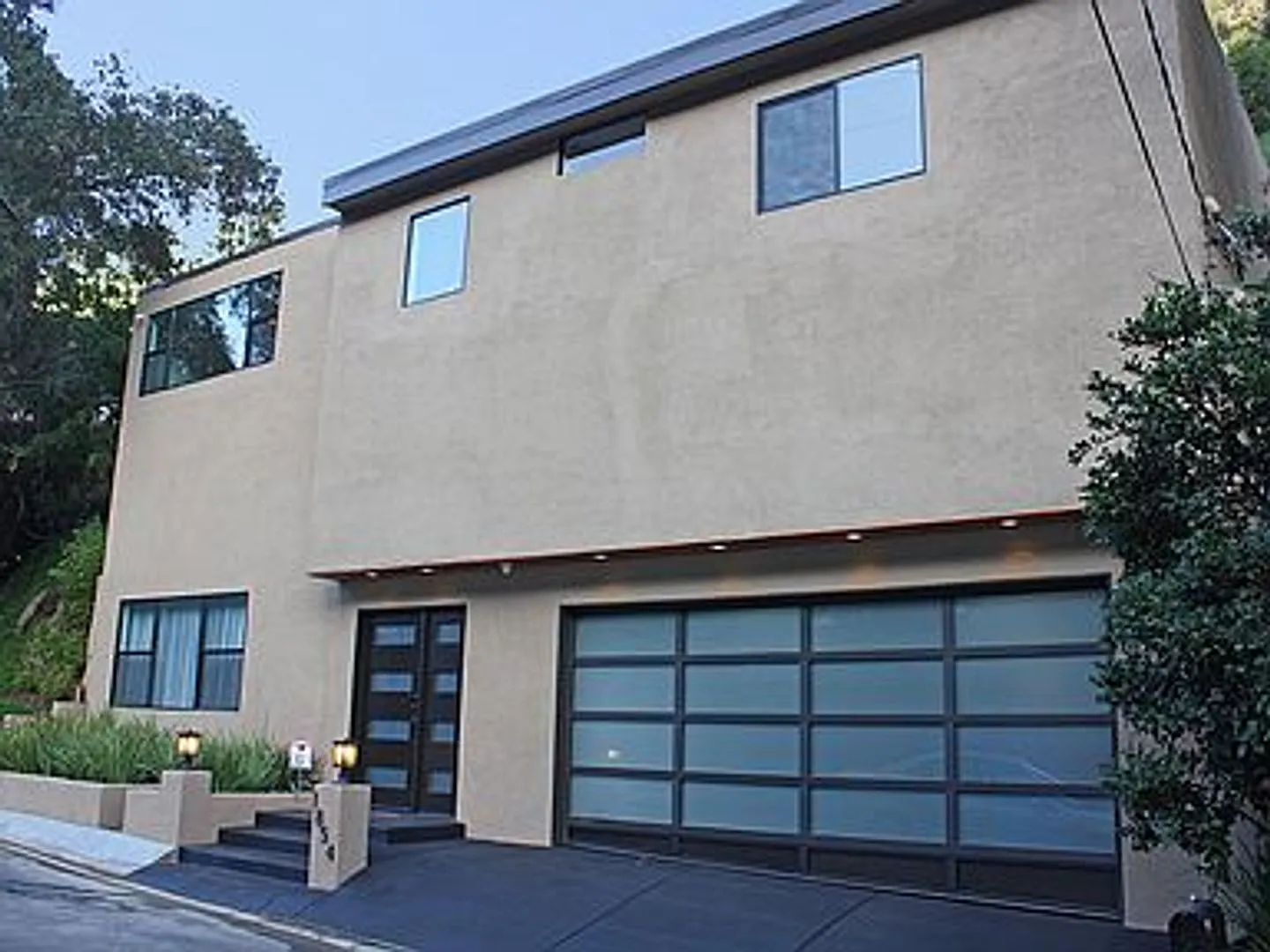 Live in the 90210! Stunning Modern Newly Renovated 2 Bedroom plus bonus room home in Beverly Hills! — Photo 2