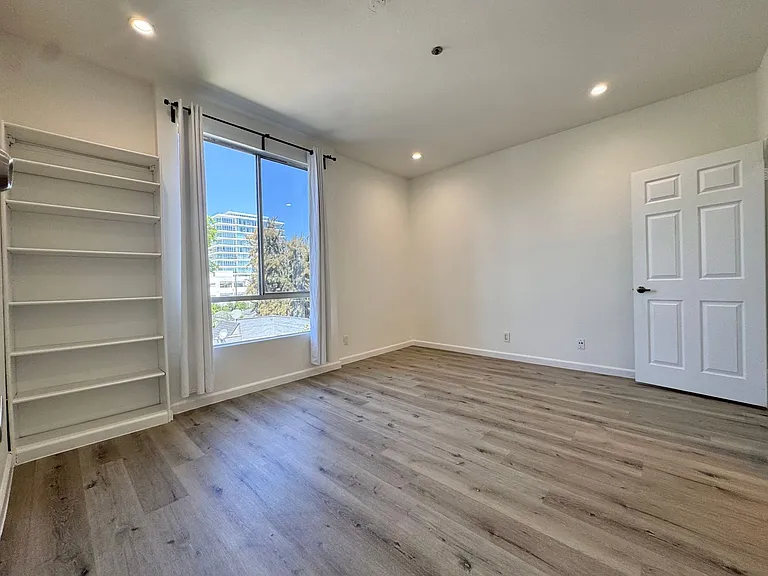 8915 Burton Way — Photo 22