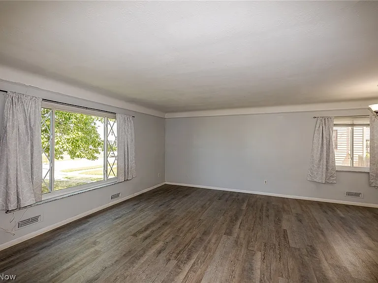 8221 Pelham Dr — Photo 12