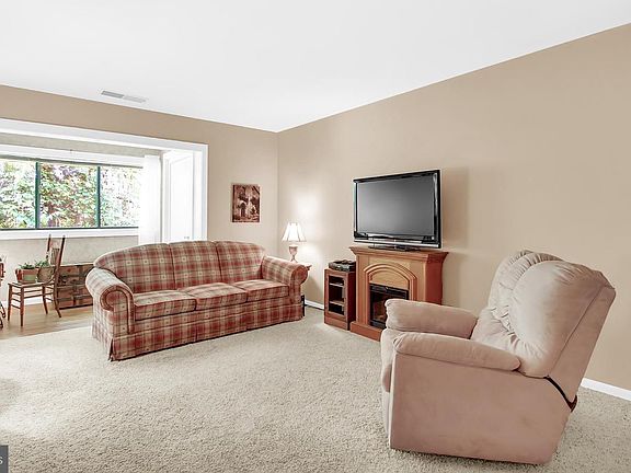 3rd image of 140 Royal Oak Dr APT J