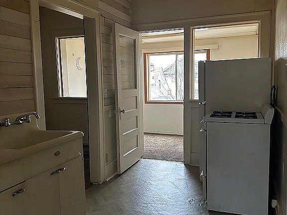 4th image of 225 Smith Ave