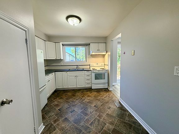 4th image of 1095 Mississaga St W #126