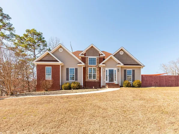 7511 Passport Dr, Ooltewah, TN 37363